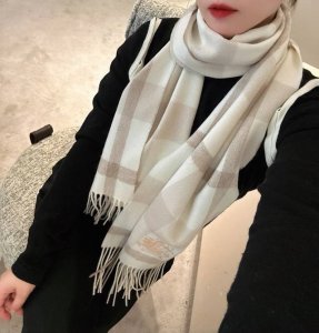 巴宝莉 男女围巾 怒赞自留，难得的高端男款！家属福利！巴宝莉非常正的男士围巾~面料大爱，非常柔软细腻舒服，轻度水波纹！大气简约，超级好看的男神配色，任何男生都会