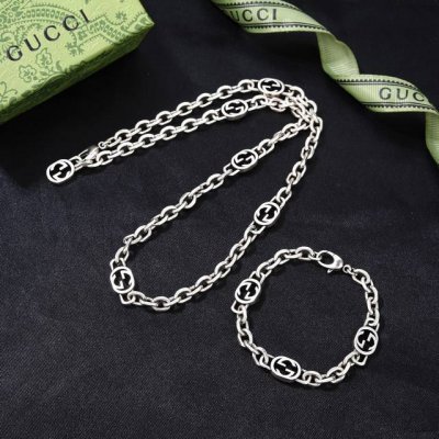 项链 手链 Gucci 古驰 项链手链 最新火爆开启 双G 绝对是古驰的风格夸张、重装饰、 超级好看代购级别 亚金材质 街拍范儿十足手链
