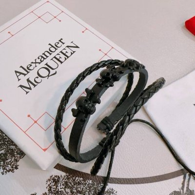 新款Alexander Mcqueen 亚历山大 麦昆 牛皮手链 专柜一致原版定制 骨子里那种叛逆浮夸朋克可内心又向往着美好的焦虑 对美的另一种诠释 男士火爆款