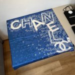 新款小香 Chanel字母 美翻了[流泪]御用殿堂级极品经典元素图案设计风格美丽至极 真的 上身极为衬肤色 百搭 好看不好看自己看吧 尺寸90X90Cm 100