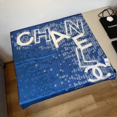 新款小香 Chanel字母 美翻了[流泪]御用殿堂级极品经典元素图案设计风格美丽至极 真的 上身极为衬肤色 百搭 好看不好看自己看吧 尺寸90X90Cm 100