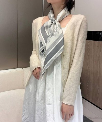 Dior 印花方巾- 18Mm顶级真丝双面同色丝巾 90 厘米象牙色和海军蓝色桑蚕丝斜纹面料 Sauvage 茹伊 这款方巾以经典的 Sauvage 茹伊印花为