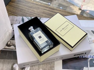 专柜品质 Jo Malone伯爵茶与小黄瓜香水 Ml 前调：苹果，香柠檬，茉莉，水果调 中调：黄瓜，当归，印蒿 后调：香草，蜂蜡，雪松，麝香 难得的适合男士的一