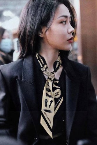 最新小红书 专柜同款 香奈儿束发带 飘带款 可当小围巾 绑头发 绑手袋 绑在手腕装饰 多功能随便你搭配 双面斜纹真丝 规格6*120