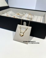 p价 lv Color Blossom系列 白贝圆形单花项链 v金材质制作 工艺细腻 细节完美 美丽的花朵在白色珍珠母贝上绽放璀璨的玫瑰金光 打磨岀这些精致的曲