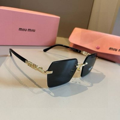 miumiu女孩新色来啦～ 想焊在脸上的墨镜 硬货不怕迟到～历经几个月Zp开模打造 任何细节完美复刻，官网无色差对比