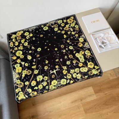迪奥新抹放巾 Dior花卉方巾 美翻了[流泪]御用殿堂级极品经典元素图案设计风格美丽至极 真的 上身极为衬肤色 百搭 好看不好看自己看吧 尺寸90X90Cm 1