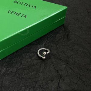 Bottega Veneta Bv戒指 金属感十足 上手特别特别赞，整体细节非常令人惊喜，设计感十足，必须为世家的设计点个大大的赞，不仅带出个人自信及品味，款式