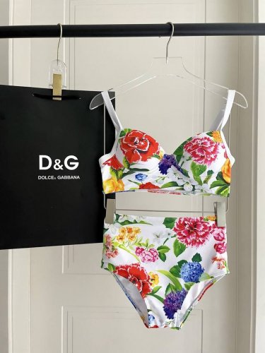 Dg分体适合多种场景的游泳衣♀海边 游泳池 温泉 水上乐园 漂流都可以内搭也完全可以 连体设计遮肉显高挑 腹部有点肉肉也不影响咱美美的 背面设计大露美背 面料：