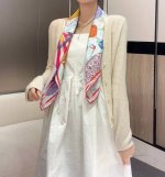 Up And Away 90 方巾 18Mm顶级真丝双面同色丝巾 本款桑蚕丝方巾全新加入 Up And Away 系列 致意路易威登的旅行传承 丝印工艺刻画丰富