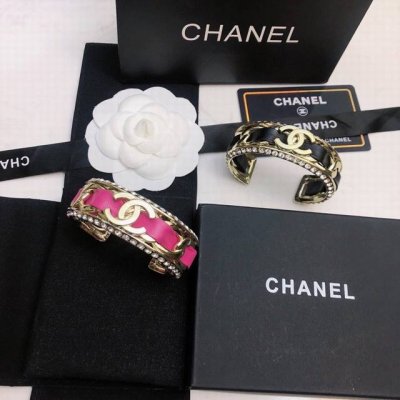 chanel秋冬新款系列专柜同步 真皮手镯 ，只为女人的香奈儿个性的设计进口五金 自购原版打造 妥妥的明星名媛必备单品搭配各色礼裙连衣裙正装 优雅出行 出入专柜