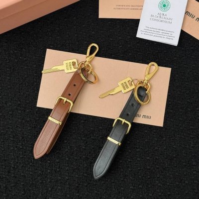 新品2色现货 -Miumiu缪缪皮革钥匙钥匙扣包挂 -这款皮革挂饰可装点其他配饰 为造型增添活力趣致 饰以金属字母徽标 增添辨识度 当搭配的挂件 包包伴侣绝超方