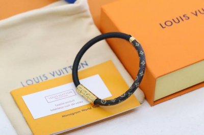 热销款推荐 Lv 金色拼接四叶草老花情侣款手镯 Louis Vuitton路易威登 经典老花情侣皮绳 情侣款、由帆布色皮革裁制而成，Lv刻纹适合搭配手镯手表出门