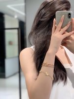 金色 银色 我们出品 玑镂雕花带钻手链 Zp100000+，实在是太美了，金灿灿[微笑]可订做真金真钻18K金版本，一样Z批开发的量大咨询客Fu 精工纯银版 ！