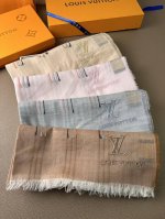 Lv。 嵌线刺绣羊绒围巾 仙女必备！逆天美的纯羊绒！绝美进口新品！不容易被轻易勾丝！上身效果超赞。很年轻时尚的感觉~无敌美搭配出不同的风格~变幻灵动.层次优雅质