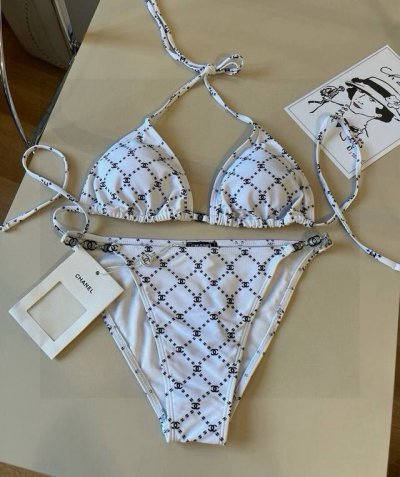 chanel比基尼泳衣 适合多种场景的游泳衣 海边 游泳池 温泉 水上乐园 漂流都可以内搭也完全可以 连体设计遮肉显高挑 腹部有点肉肉也不影响咱美美的 背面设计