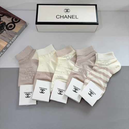 配包装 一盒5双 Chanel 香奈儿经典袜子高版本竹棉材质、经典的双C图案Logo，专柜同步袜子大牌出街