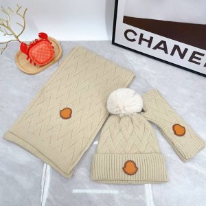 Moncler 蒙口。 围巾帽子带毛球手套 三件套套装！简单大气是这款套帽围巾设计者的初心真心美了～时尚柔软透气材质：50%Wool50% Acrylic，Ac
