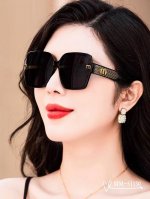 意大利谬谬-Miumiu . 宝丽来树脂偏光镜片 . Tr90镜架轻便佩戴舒适 . Size 63-16-147 . 新款太阳镜减轻强光负担 遮挡有害光线防辐射