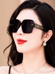 意大利谬谬-Miumiu . 宝丽来树脂偏光镜片 . Tr90镜架轻便佩戴舒适 . Size 63-16-147 . 新款太阳镜减轻强光负担 遮挡有害光线防辐射