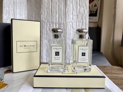 专柜品质 1Jo Malone祖马龙红玫瑰 前调:柠檬薄荷 中调:玫瑰紫罗兰叶 后调:蜂蜡 香调:绿叶花香调 祖马龙这款红玫瑰广受好评。前调是酸涩的柠檬与薄 荷