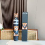 moschino 莫斯奇诺 熊头柄 三折自动伞设计师Franco Moschino以自己的名字命名的一个意大利品牌，创立于1983年，风格高贵迷人、时尚 可爱又