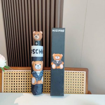moschino 莫斯奇诺 熊头柄 三折自动伞设计师Franco Moschino以自己的名字命名的一个意大利品牌，创立于1983年，风格高贵迷人、时尚 可爱又