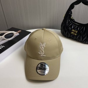 ysl圣罗兰 专柜同款原单 字母刺绣棒球帽 韩系风 一款简单休闲风的棒球帽 是牛仔的款式 减龄百搭 适配度很高！ 简单随性~ 字母刺绣部分也很精细 出街拍照拗造
