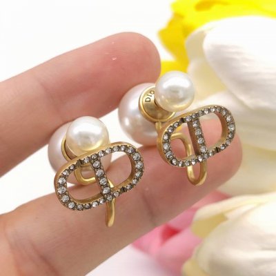 编号Ded0269 迪奥Dior 原单新品 Cd镶钻大小珍珠耳钉 高端品质，专柜1:1开模，专柜原版同黄铜材质！高级925银针防过敏处理，Cnc工艺，细节无可挑