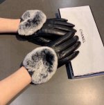批130 chanel 香奈儿2024爱心秋冬懒兔毛羊皮手套手机触屏，值得对比同款不同品质，秒杀市场差产品，进口一级羊皮懒兔毛内里加绒 经典不过时款.喜欢可以入