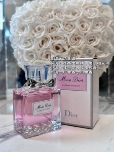 专柜品质 花漾甜心香水 这是一款全新的香水。她融合了温柔、娇俏、诗意、女人味和率真的感觉。献给享受自由的浪漫年轻女性。 前调： 西西里柑橘，橙，橙花油。甜中带酸
