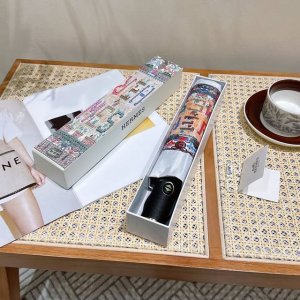 爱马仕 Herm S 新款极品H家三折自动伞重磅呈现 以其精湛的工艺技术和源源不断的想像力 新涂层技术伞布 带来令人惊喜的遮光效果 让防晒及隔热性能更优保障 伞