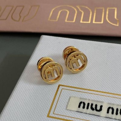 高品质 细节如图 Mu镂空M耳钉 极简的设计，镂空的小圆形搭配标志性的M字，特别定制的耳堵，简约大方满满高级感，通勤搭配百搭首选，闭眼入！
