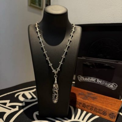 专柜品质 Chrome Hearts克罗心十字架项链，藤蔓圆柱吊坠 凹凸造型不同的花纹设计风格 呈现出与众不同 十字架 童军花是克罗心的志 所以更经久不衰 正品