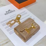 新款Hermes爱马仕钥匙扣钥匙扣钥匙包蓝牙耳机包 铂金版 高级精工版 众多网红同款 爱马仕挂饰钥匙扣太考验师傅的手艺了 要确保每个细节都到位不简单 高端定制