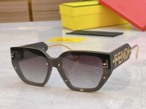 Fend* 芬*迪新款太阳镜，Model: Fe4084 ，Size: 55口19-145