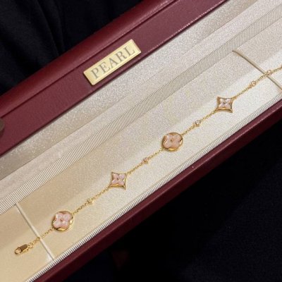 a3326驴家 新款 老花 粉贝母 四花手链 选用天然粉母贝切割而成 每一颗都是独一无二的 超美腻 精选德国进口S925纯银材质 玫瑰金 电镀厚金 纯银手链