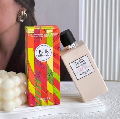 专柜品质 hermes爱马仕丝巾身体乳200Ml 前调:生姜 香柠檬 苦橙 中调:晚香玉 茉莉 橙花 后调:檀香木 香草 这一款身体乳味道闻起来就是两个字 幸福