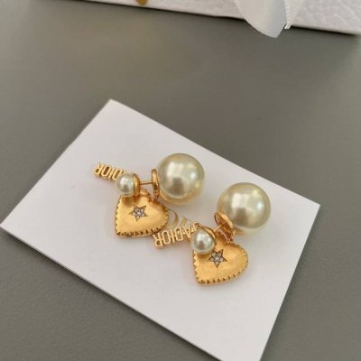高品质 细节如图 D爱心珍珠耳环 ZP5200 爱心+字母+珍珠的元素结合 爱心中间星星镶嵌带钻的点缀 使得整体造型非常的精致甜美 温柔又有气质 可爱中又带点成