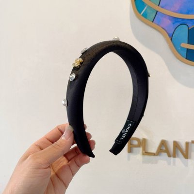 配包装 Chanel 香奈儿 新款小香发箍，氛围感法式复古贴钻缎面头箍、网红爆款推荐 搭配高端材质，时尚百搭。