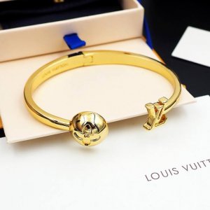 驴家Louisette Signature 手镯以耀目金属雕琢开口设计，令中央镶嵌璀璨仿水晶的圆形 Monogram 花卉与 Lv字母彼此呼应，释放柔美风情和潮