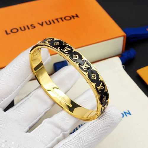 驴家Nanogram Enamel 手镯为亮泽金属匠心镂刻 Monogram 图案，再借明丽珐琅升级瞩目格调。可点睛各式造型 黑色手镯Xb738