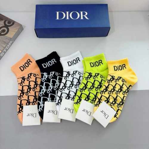 配包装 一盒5双 Dior 迪奥 新款短筒袜子！纯棉面料，火爆Ｄ图案，专柜同步袜子，大牌出街，潮人必备超好搭