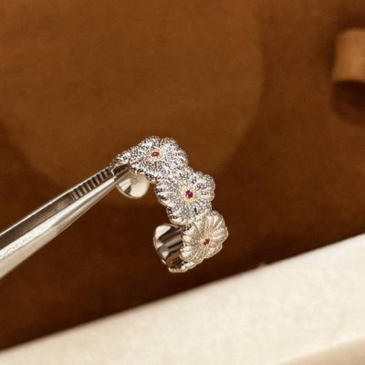 a4886爆款 中古系列Vintage 玫红钻 小雏菊 磨砂戒指 绽放指尖的复古浪漫每一次佩戴 都是一次与时光的对话 戒指上的小雏菊 精致而生动 仿佛正在悄然绽