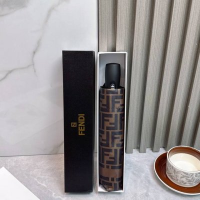 Fendi 芬迪 年度火爆力作 来自意大利的著名奢侈品牌 以其调皮古怪的风格创造了一个独特的时尚席卷了整个时尚界 撑着这样的伞走在街头 时尚指数立刻爆表 不论晴