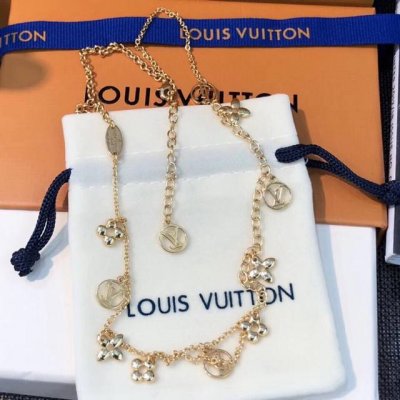 lv项链、手链路易威登 Lv 柔美而俏皮，Monogram娇艳的花朵在此款Idylle Blossom系列珠宝上怒放，源于1896，创自乔治路易威登。高端工艺制