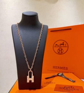 爱马仕项链 新品发布 Hermes 必备款猪鼻子系列首饰 高端定制.高端链条经典搭配 新品 简单时尚专柜一致 火爆款出货穿搭轻松驾驭 设计独特 值得入手的项链
