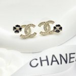 今日新款编码E2979 0237825 香奈儿耳钉热销爆上新 Chan 25P 不对称黑色珐琅四叶草满钻双C耳钉 金色满钻双Ｃ点缀小小一朵幸运草 超级小巧可爱很
