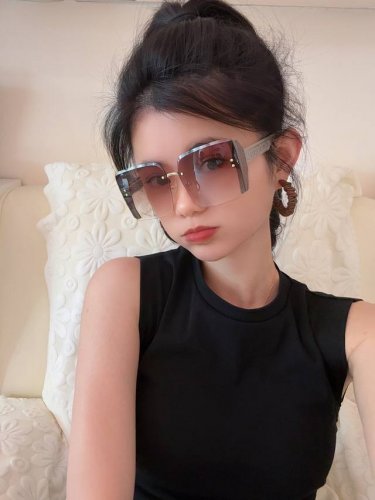 大框方形 Fendi 芬迪 人气热卖爆款 2025开春 新款太阳镜眼镜框网红都爱的款式 .Ff独特标志，体现别致型号：F7022