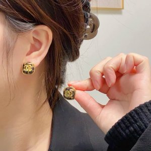 新款上市高端Chanel 小香双C简约新年红色、豹纹色耳钉耳坠这款耳环真的超级美看着设计简单但是佩戴效果好看到爆就连我这种小耳垂的也很Ok Z批上耳超气质优雅适